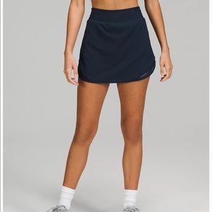 SOLD ******lululemon skit NEW SIZE 4. NWOT